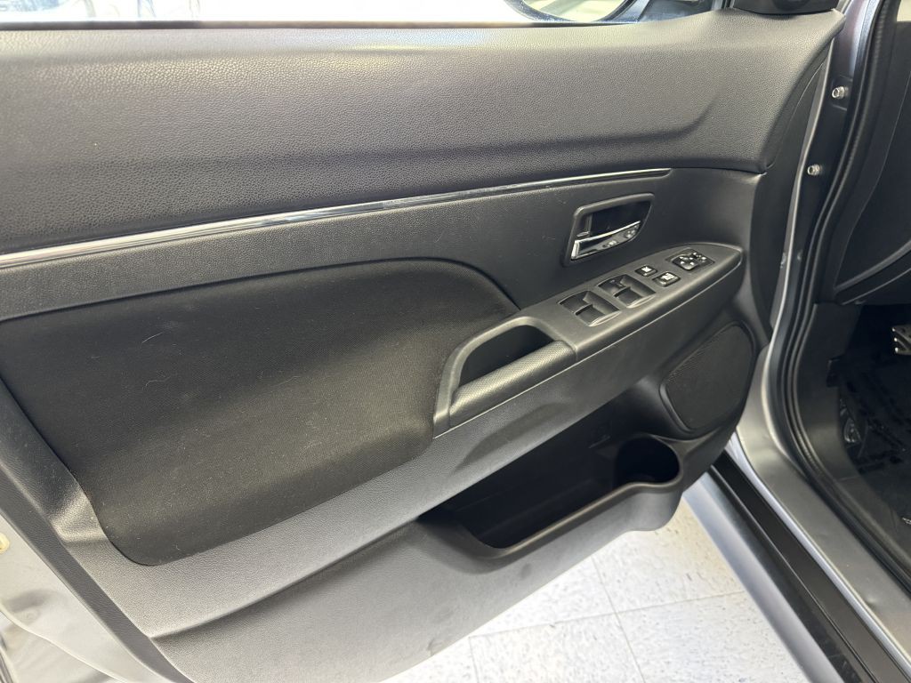 2017 Mitsubishi Outlander Image 25