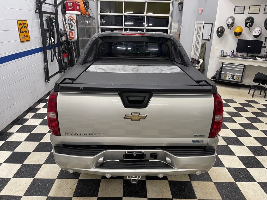 2010 Chevrolet Avalanche Image 8
