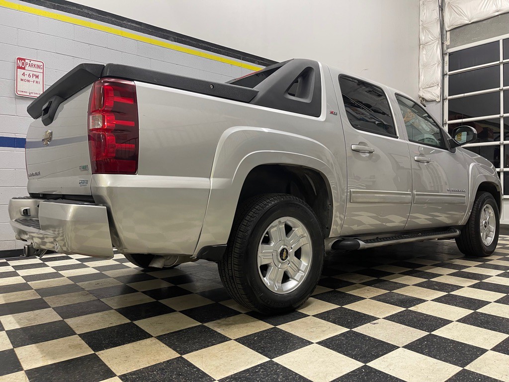 2010 Chevrolet Avalanche Image 13