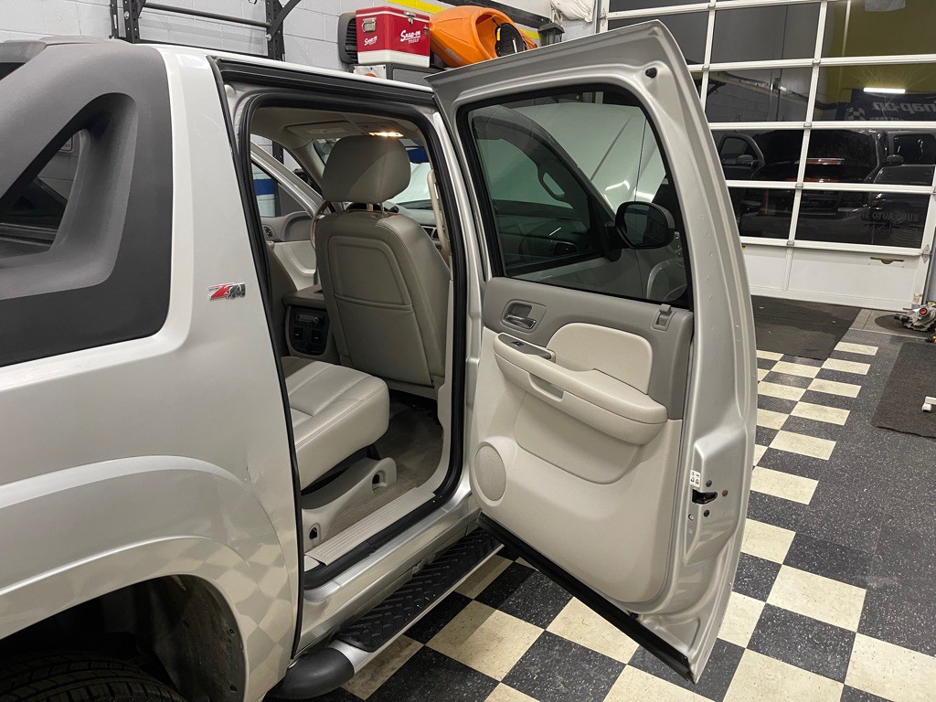 2010 Chevrolet Avalanche Image 45
