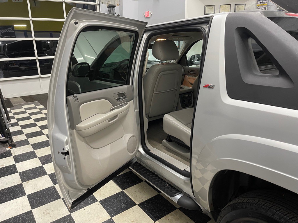 2010 Chevrolet Avalanche Image 51