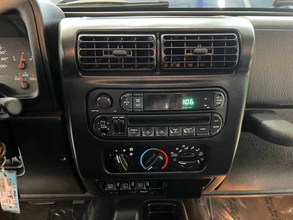 2004 Jeep Wrangler Image 32