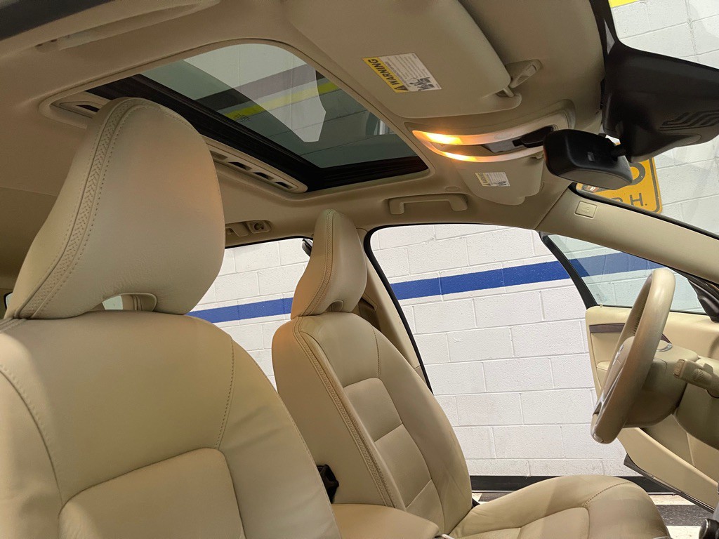 2013 Volvo XC70 Image 37