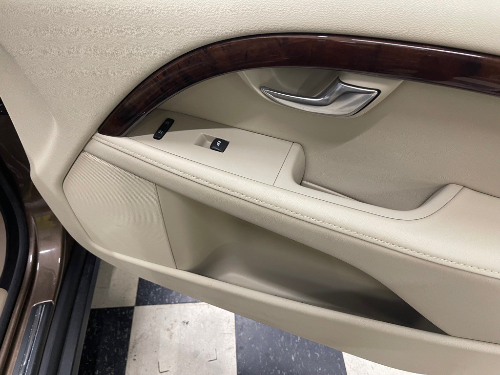 2013 Volvo XC70 Image 39