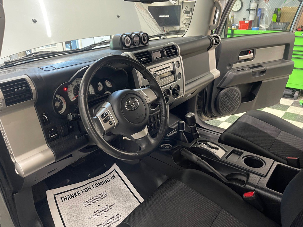 2010 Toyota FJ Cruiser Image 28