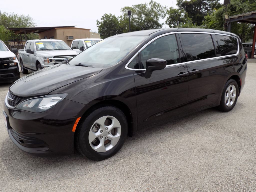 2017 Chrysler Pacifica Image 2