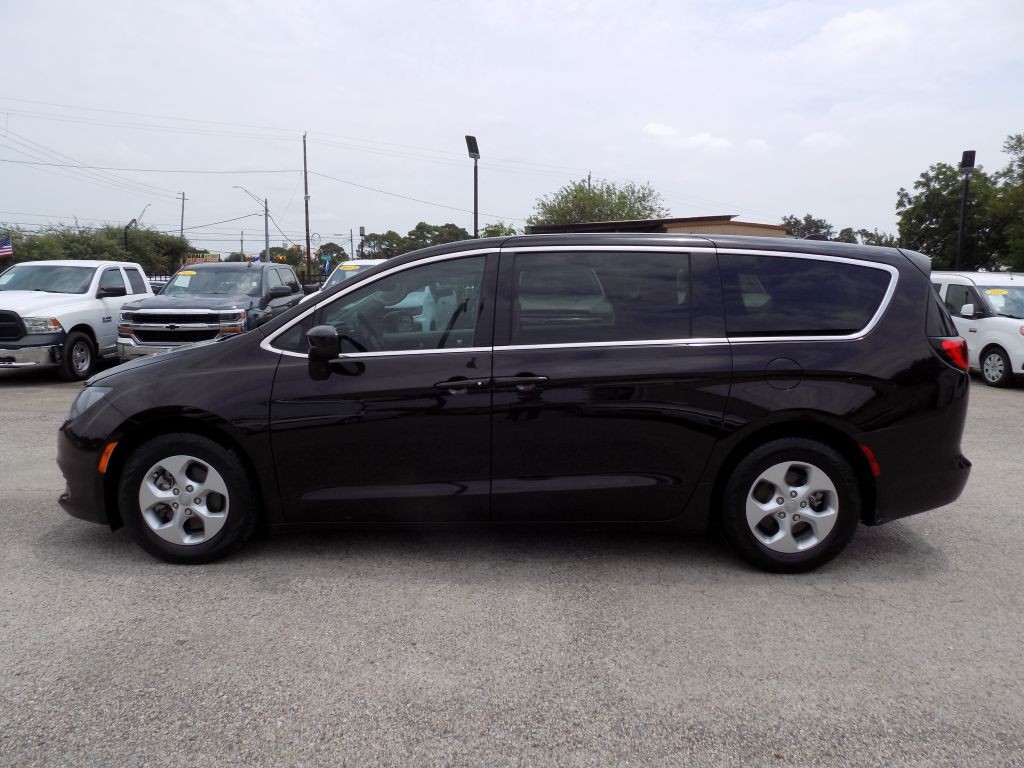 2017 Chrysler Pacifica Image 3