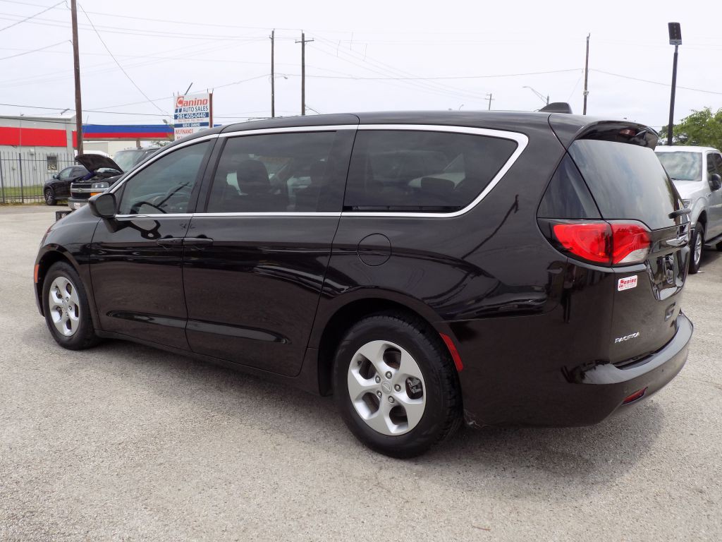 2017 Chrysler Pacifica Image 4