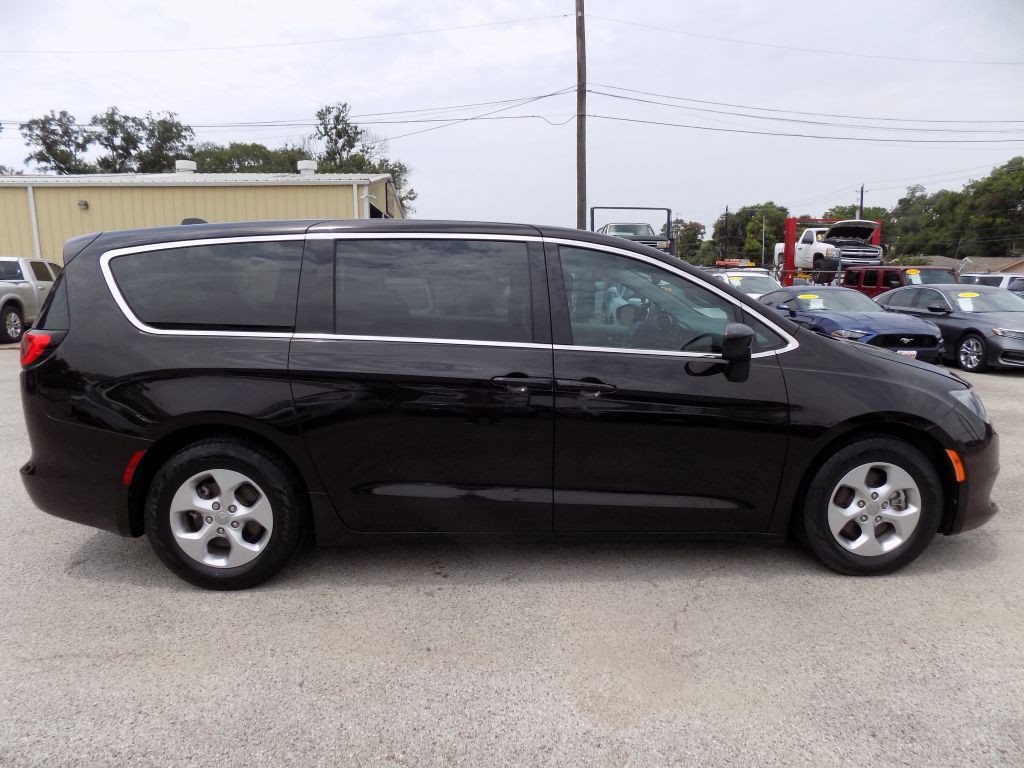 2017 Chrysler Pacifica Image 7