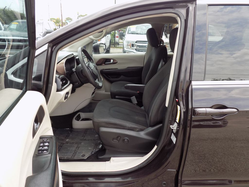2017 Chrysler Pacifica Image 9