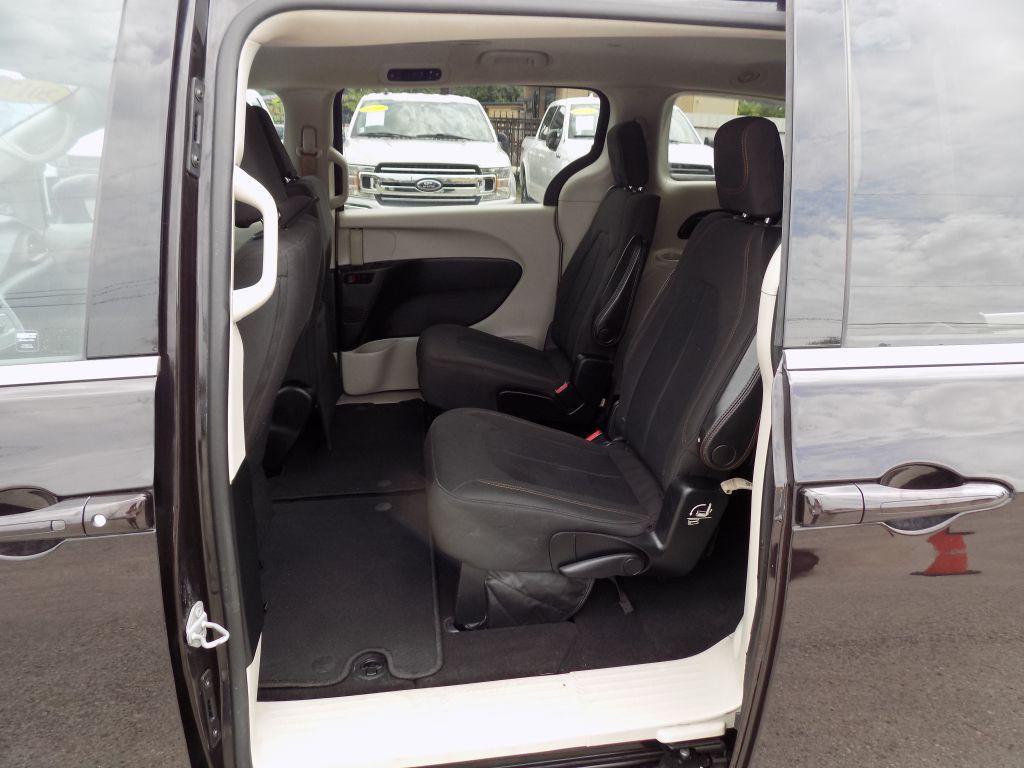 2017 Chrysler Pacifica Image 10