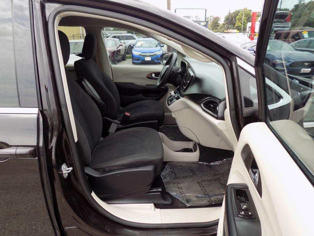 2017 Chrysler Pacifica Image 11