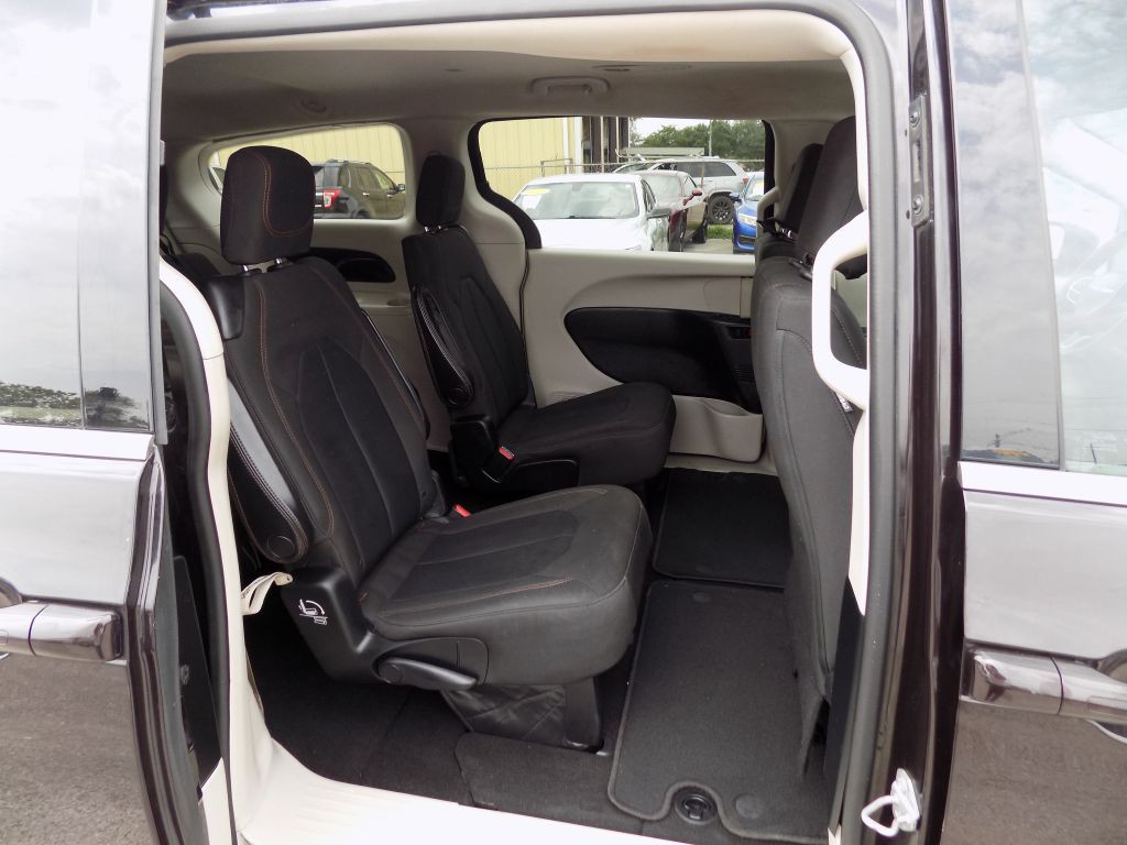 2017 Chrysler Pacifica Image 12