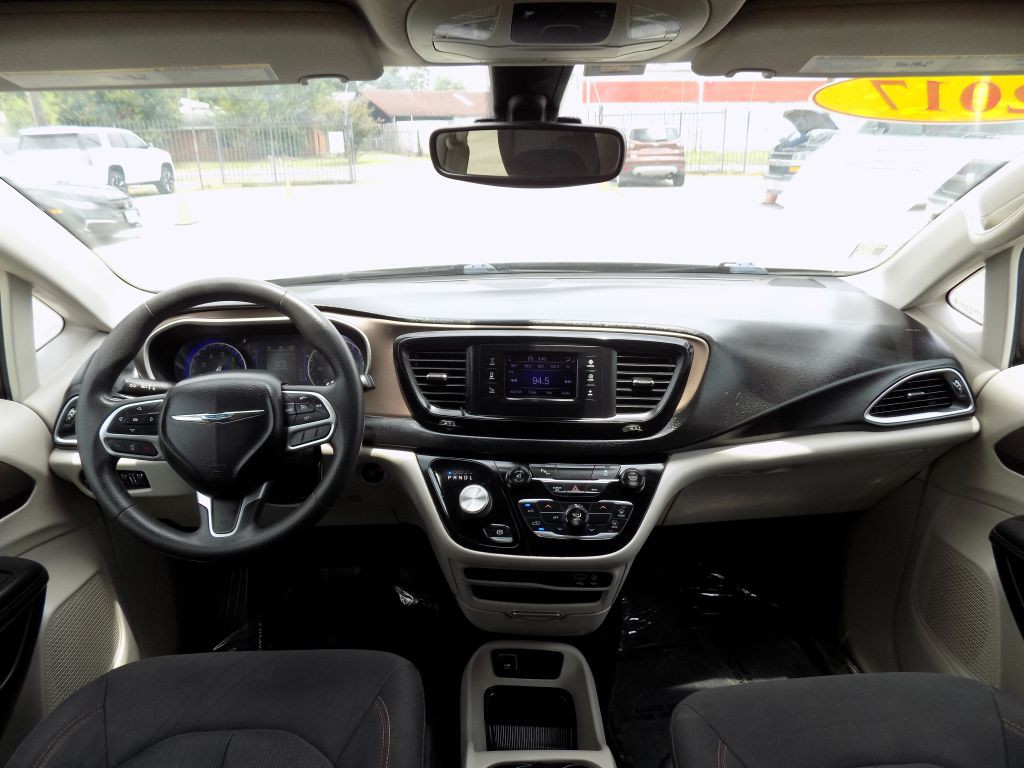 2017 Chrysler Pacifica Image 16