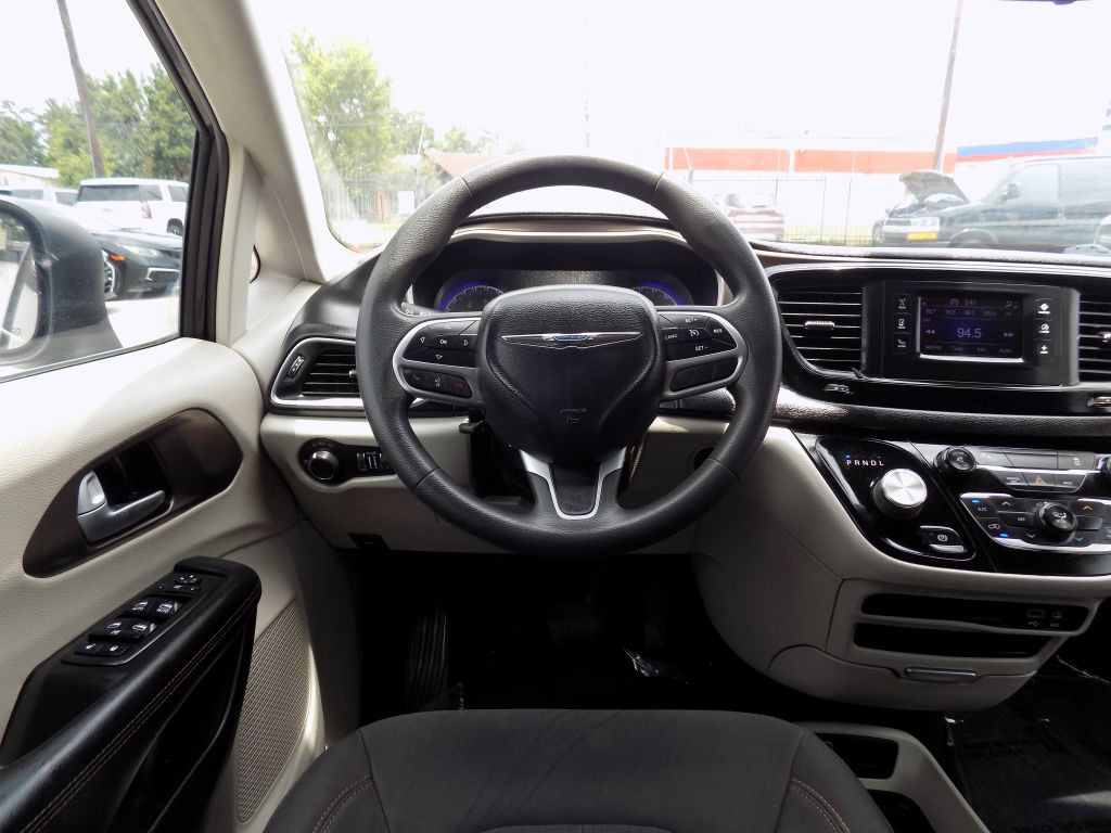 2017 Chrysler Pacifica Image 17