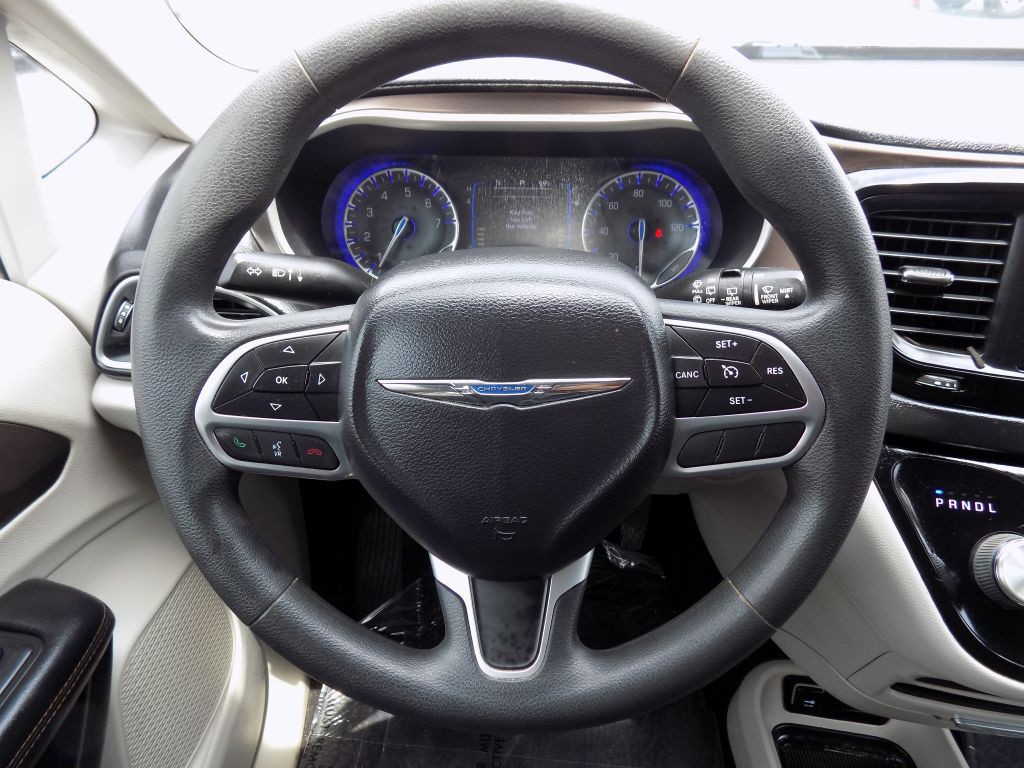 2017 Chrysler Pacifica Image 18