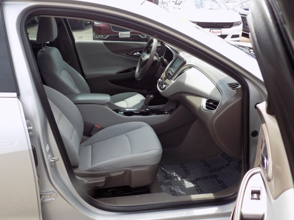 2017 Chevrolet Malibu Image 11