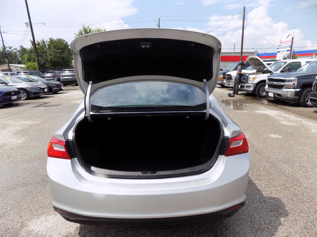 2017 Chevrolet Malibu Image 13