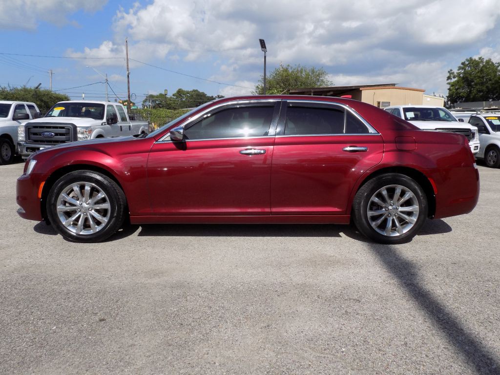 2019 Chrysler 300 Image 3