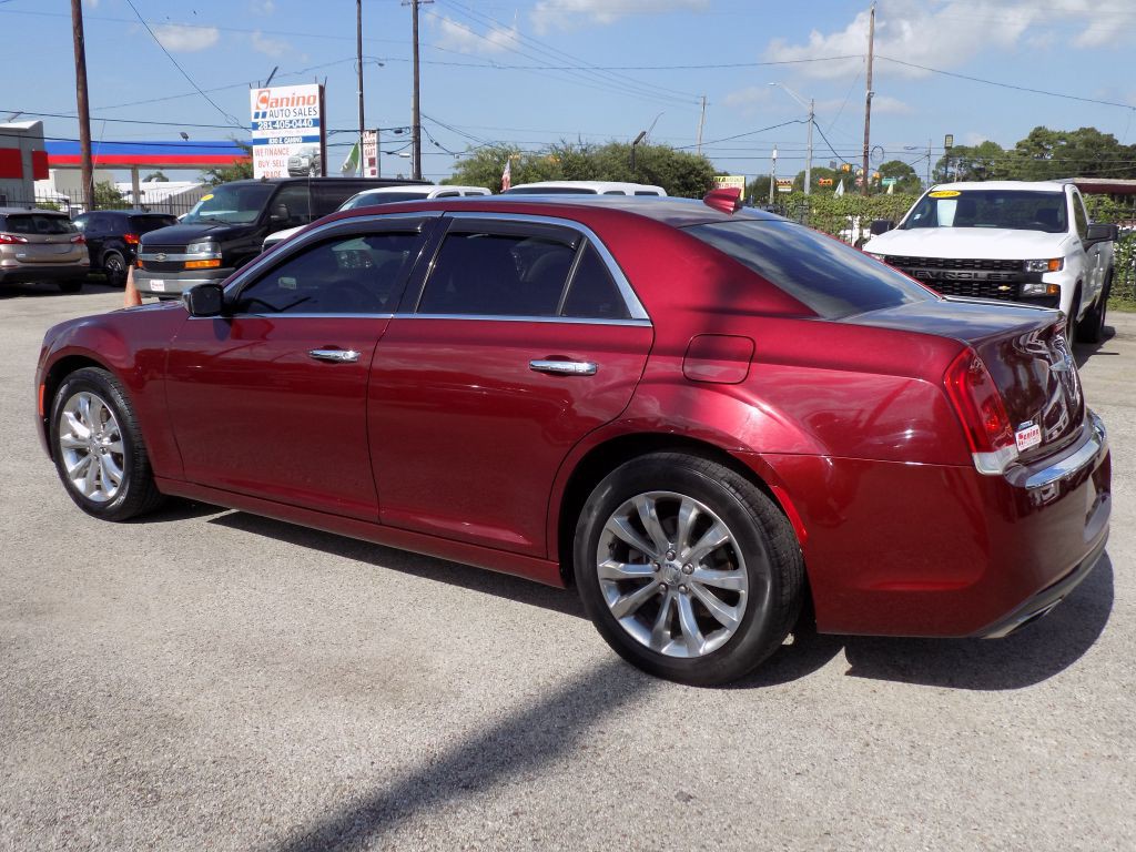 2019 Chrysler 300 Image 4