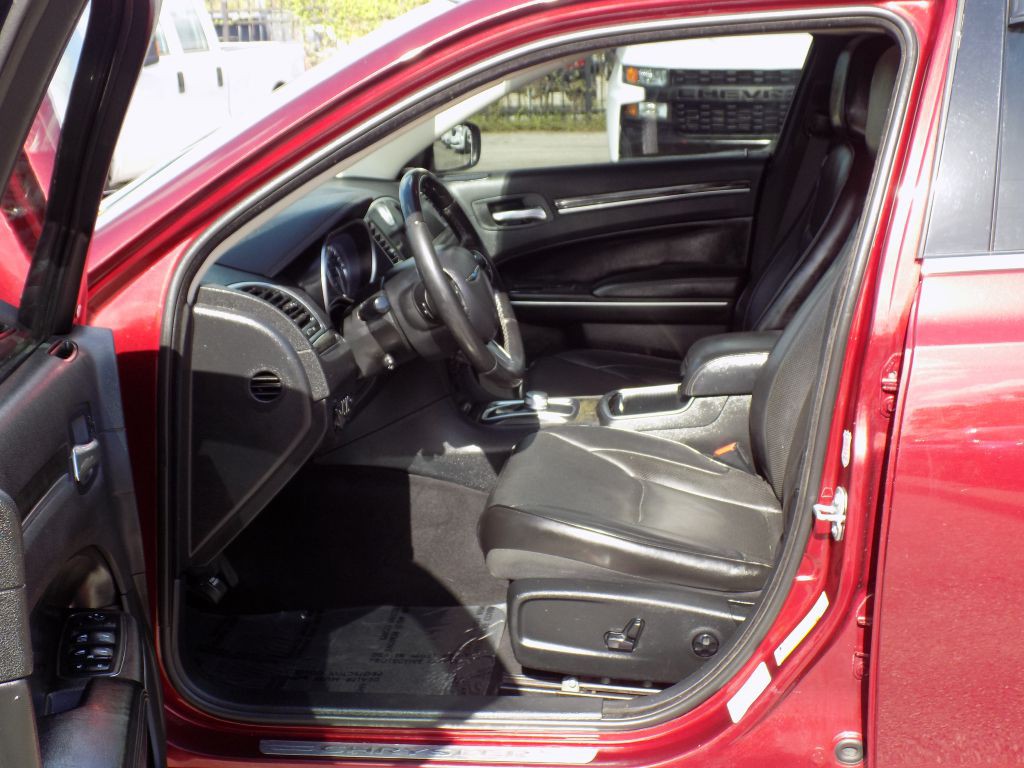 2019 Chrysler 300 Image 9