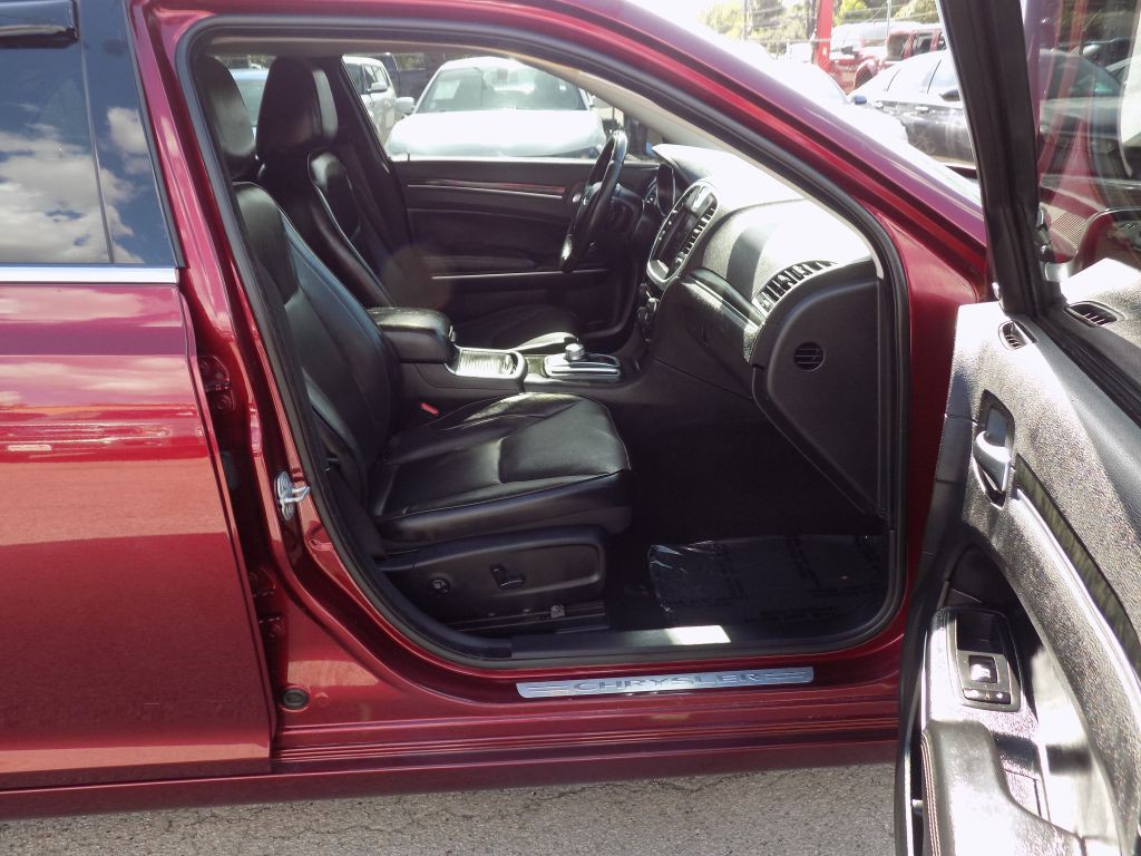 2019 Chrysler 300 Image 12