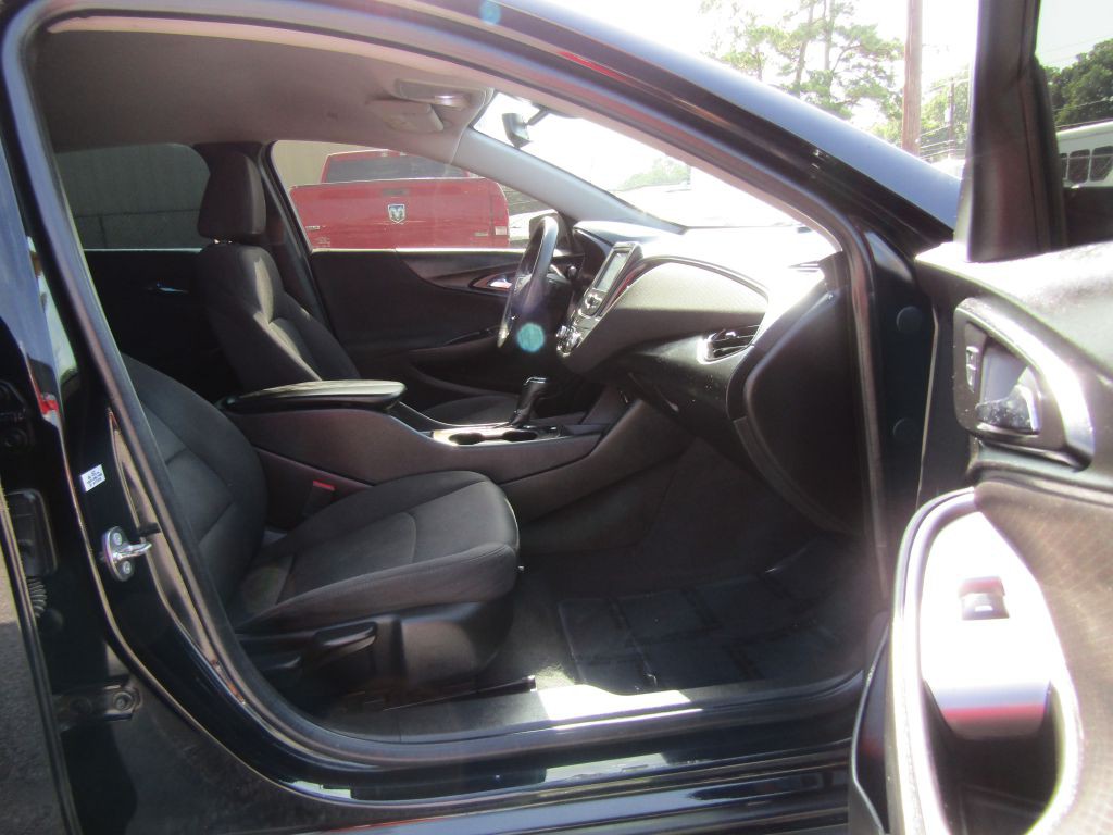 2017 Chevrolet Malibu Image 10
