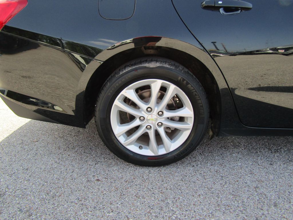 2017 Chevrolet Malibu Image 16