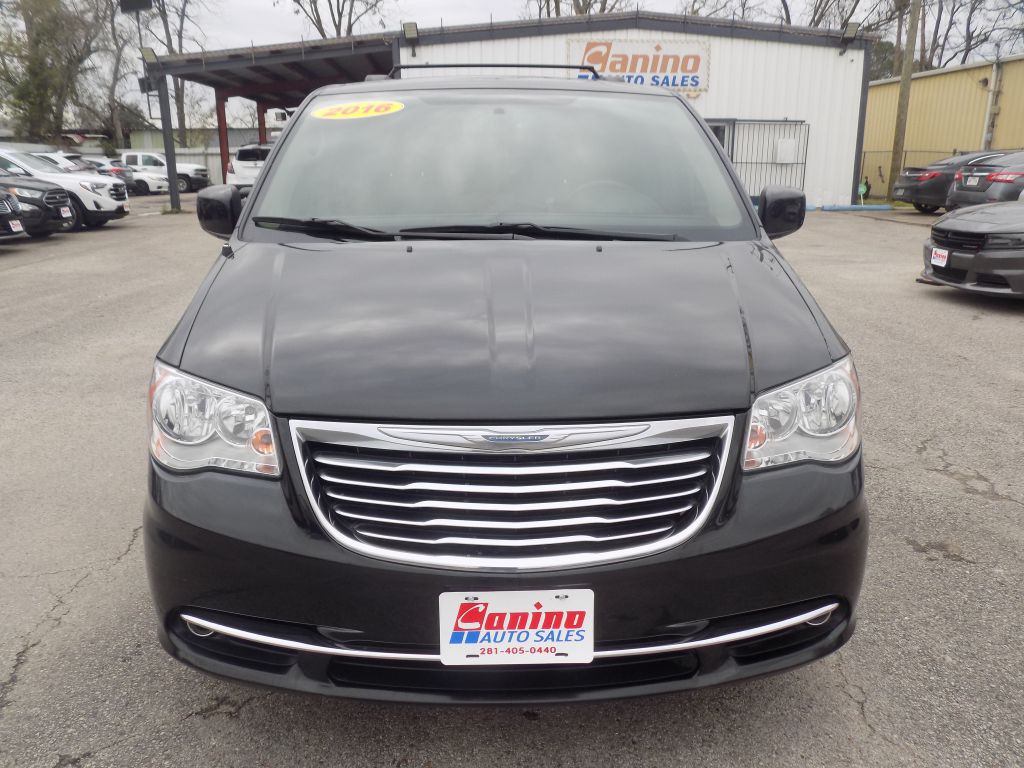 2016 Chrysler Town & Country Image 1