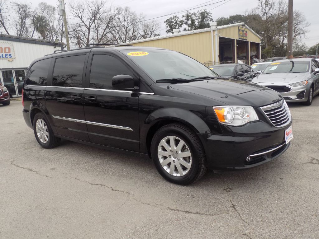 2016 Chrysler Town & Country Image 2