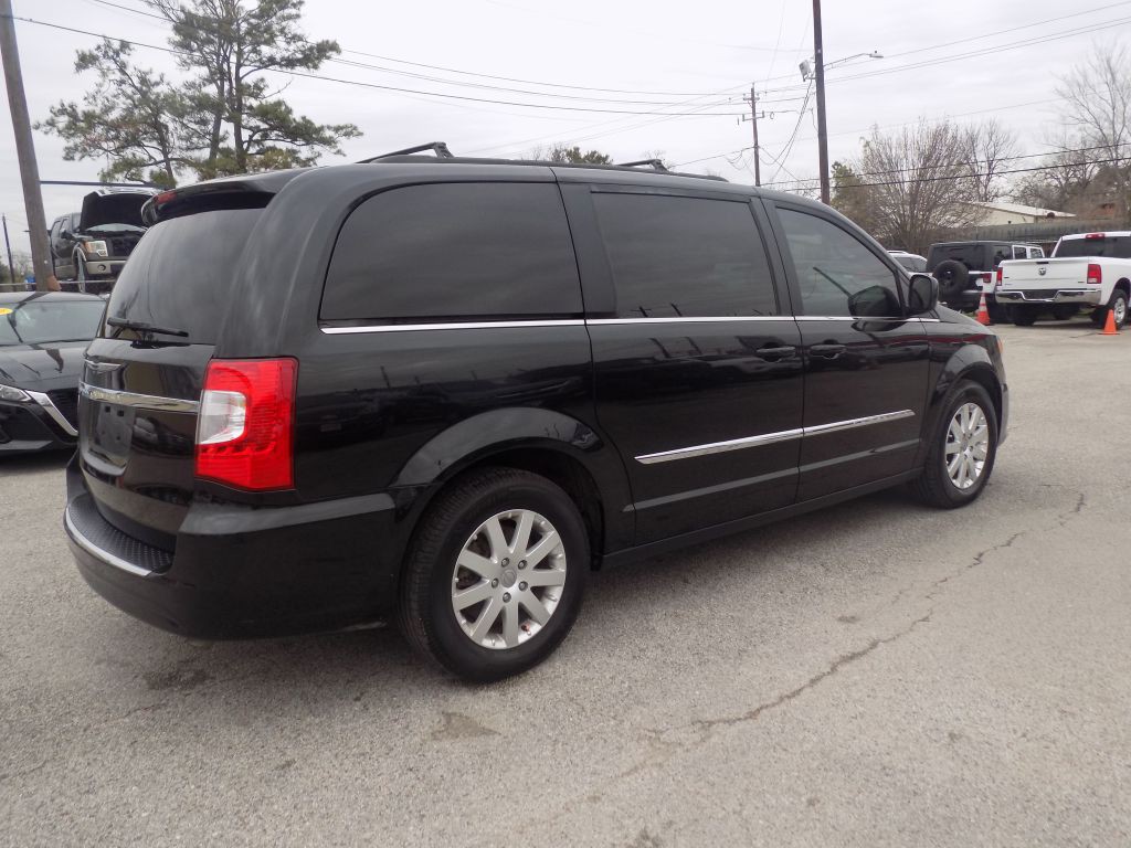 2016 Chrysler Town & Country Image 3