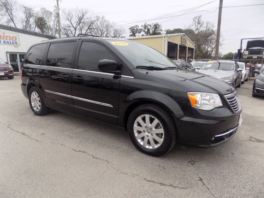 2016 Chrysler Town & Country Image 10