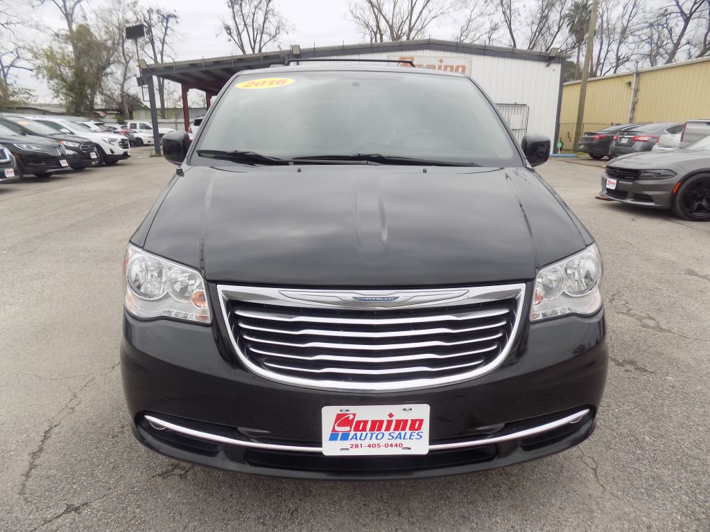 2016 Chrysler Town & Country Image 11