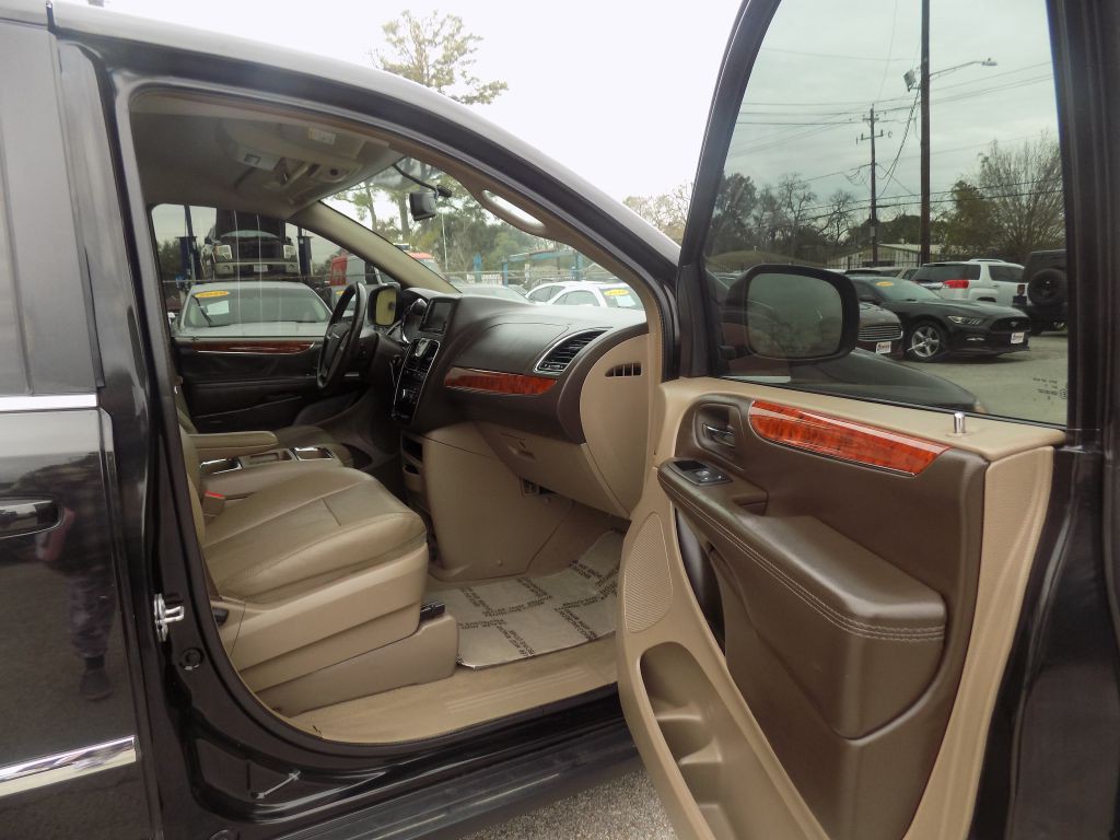 2016 Chrysler Town & Country Image 12