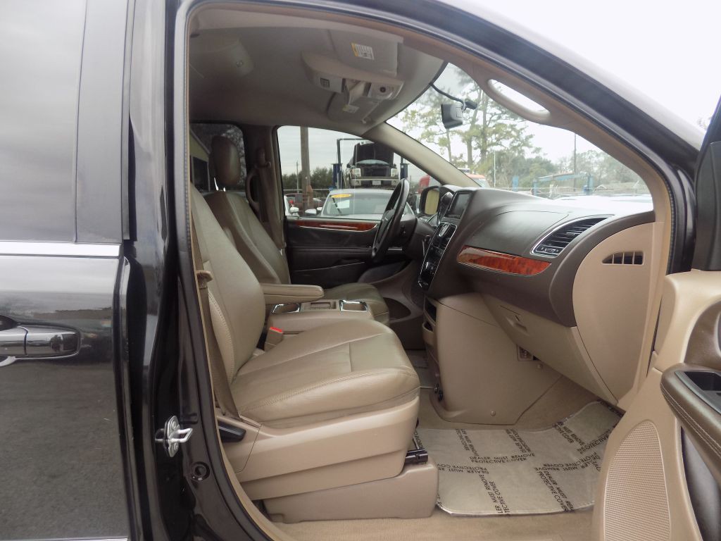 2016 Chrysler Town & Country Image 13