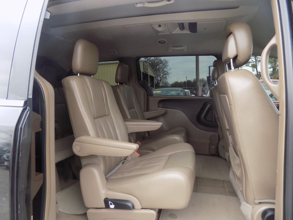 2016 Chrysler Town & Country Image 14