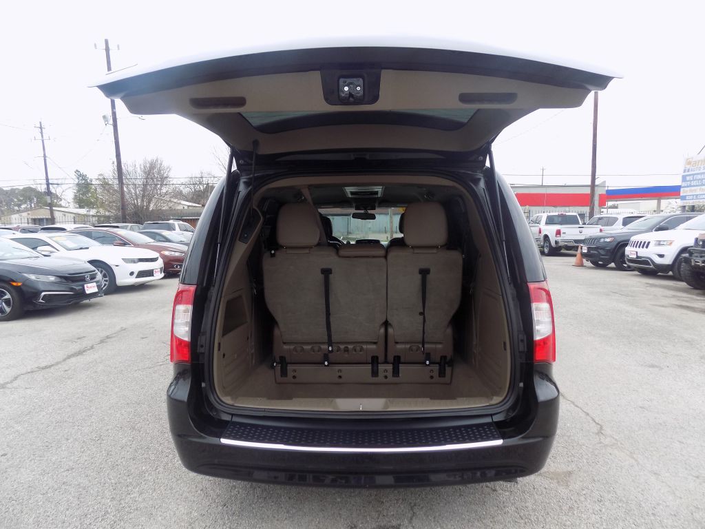 2016 Chrysler Town & Country Image 16