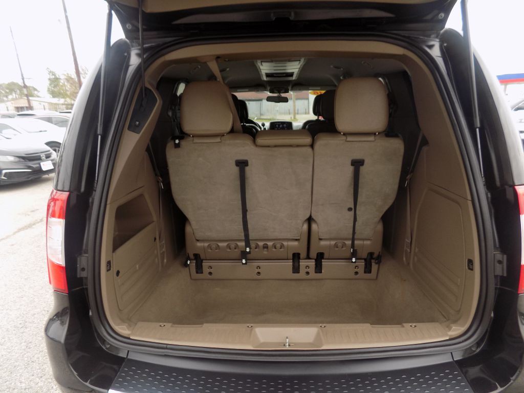 2016 Chrysler Town & Country Image 17