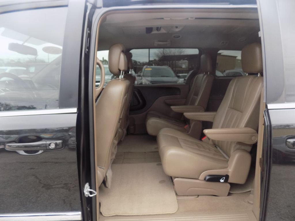 2016 Chrysler Town & Country Image 20