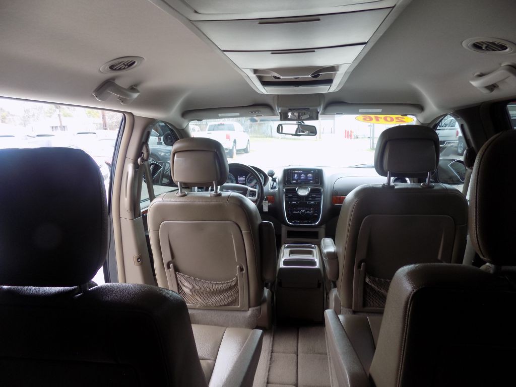 2016 Chrysler Town & Country Image 21