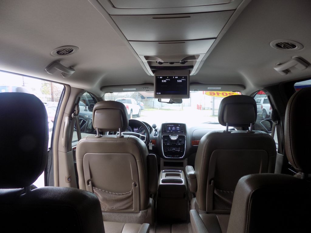 2016 Chrysler Town & Country Image 22