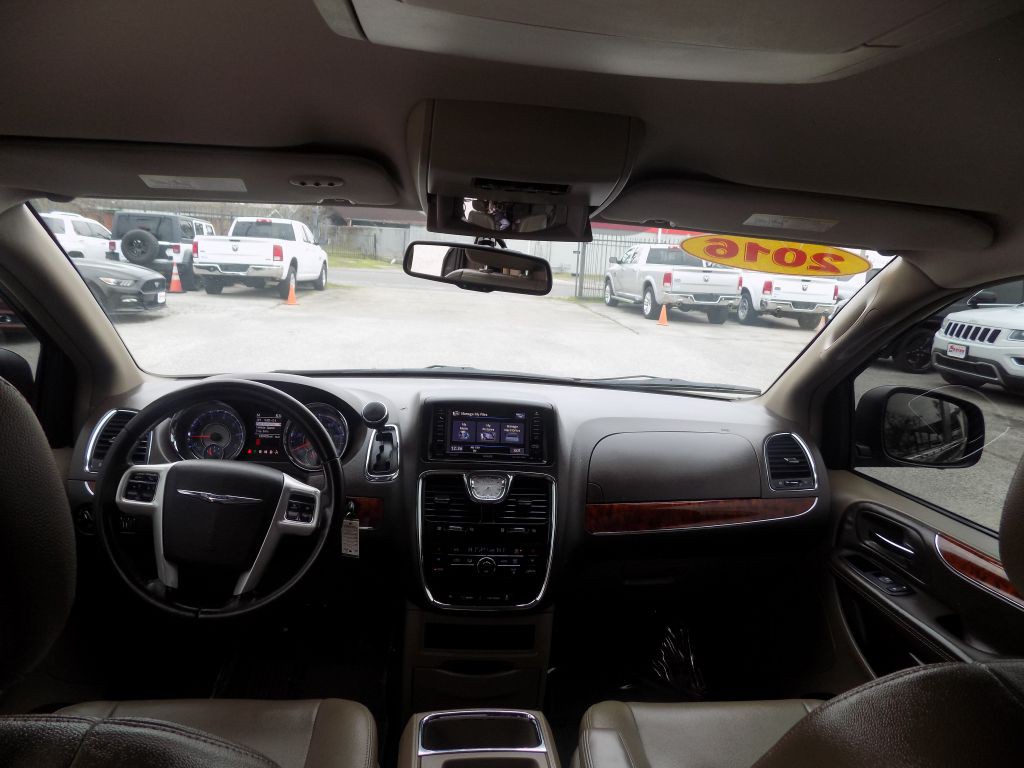 2016 Chrysler Town & Country Image 24