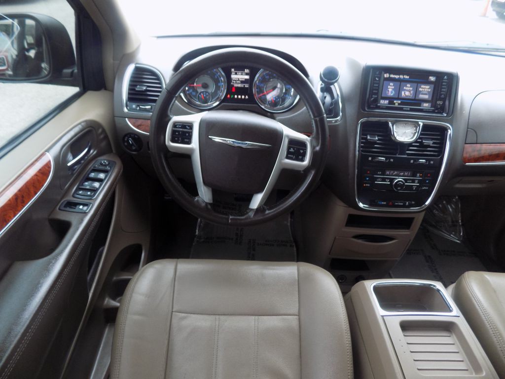 2016 Chrysler Town & Country Image 25