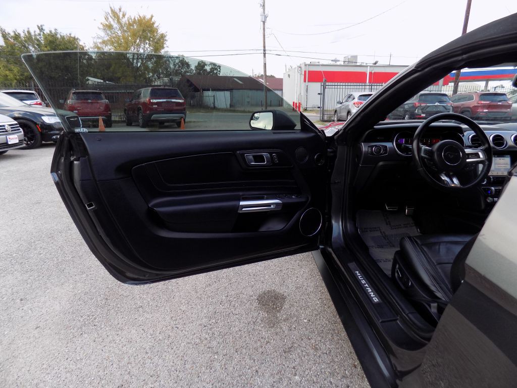 2018 Ford Mustang Image 17