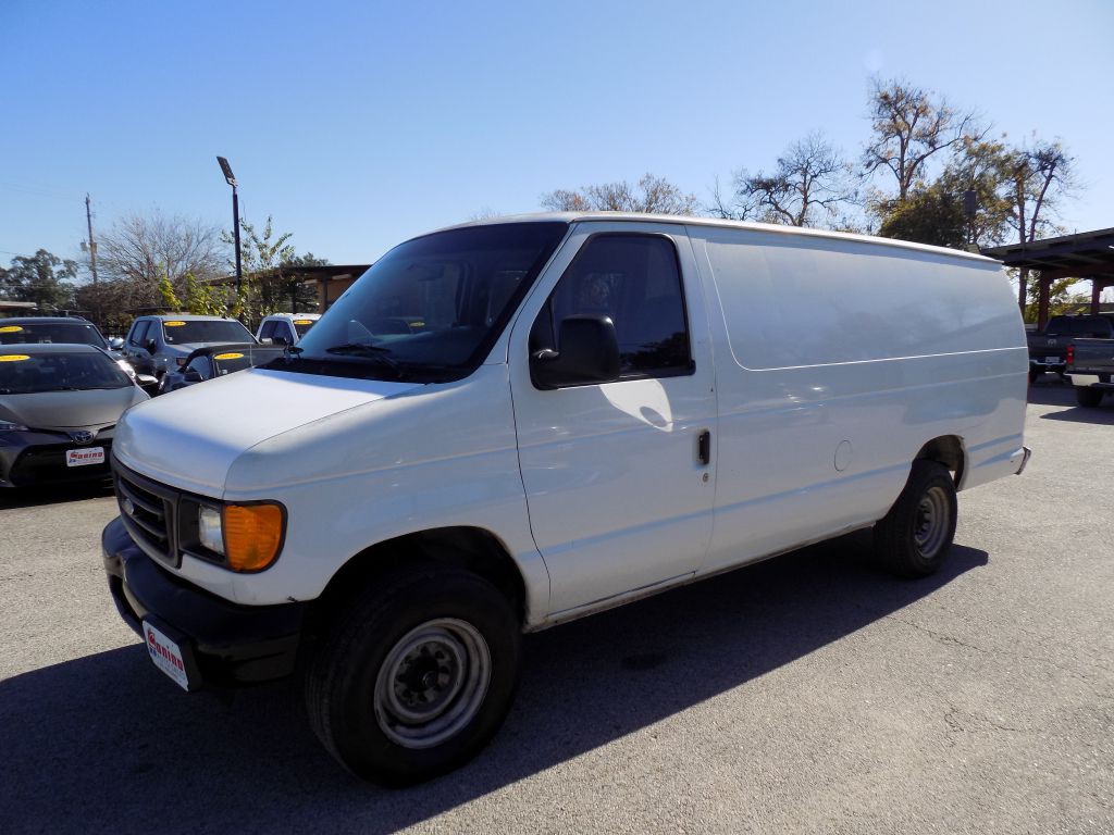 2005 Ford Econoline Image 2
