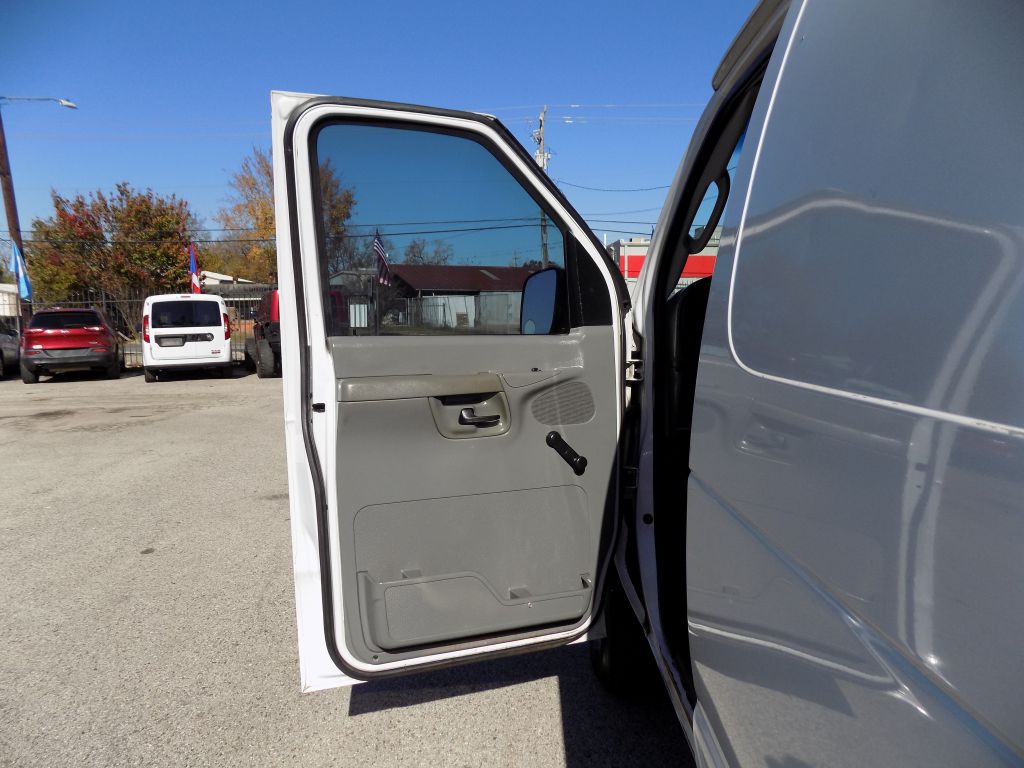 2005 Ford Econoline Image 9