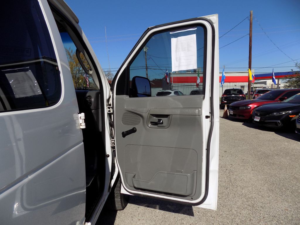 2005 Ford Econoline Image 10