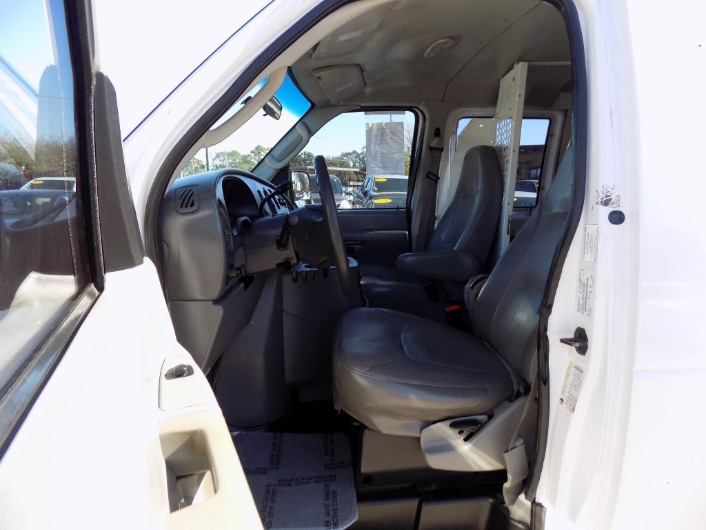 2005 Ford Econoline Image 13