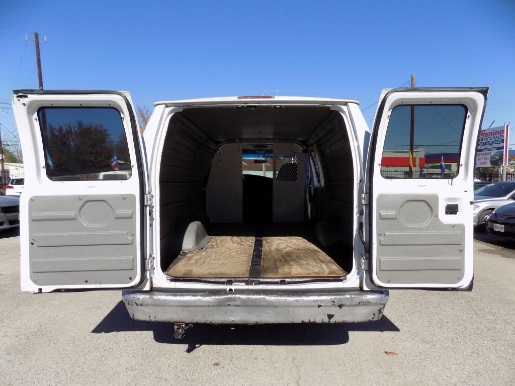 2005 Ford Econoline Image 17
