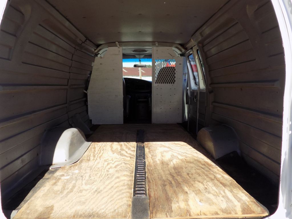 2005 Ford Econoline Image 18